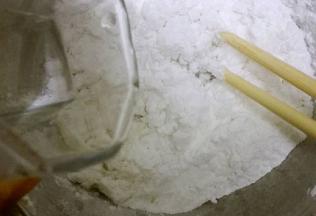 糯米混入温热水揉成团，边倒边搅，不能太软了