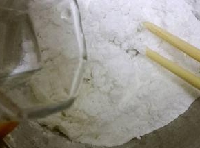 糯米混入温热水揉成团，边倒边搅，不能太软了