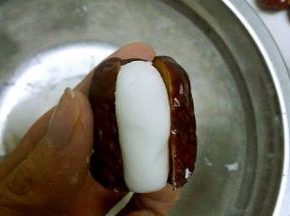 塞入枣内