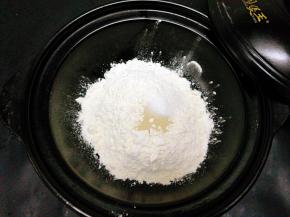 取中筋面粉加入发酵粉，白糖，搅拌均匀