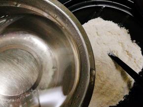 加入清水，边倒边加