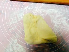 撒上干粉，揉排气