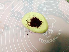 取一半面团揉进红曲粉