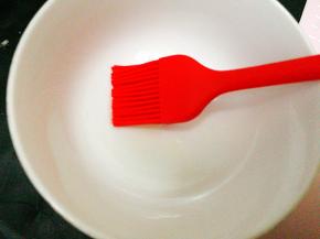 准备好油与刷子