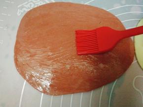 每一个面皮刷一层油