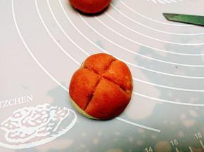 搓圆，在中间用刀切十字形