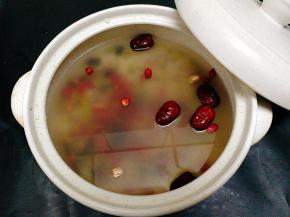 浸泡好的杂粮洗净放砂锅里加入清水，冰糖