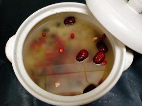 浸泡好的杂粮洗净放砂锅里加入清水，冰糖