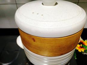 和馒头一锅蒸，粥煮开后立马转中小火，蒸5分钟即可