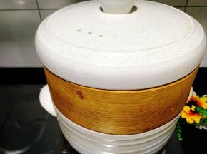 和馒头一锅蒸，粥煮开后立马转中小火，蒸5分钟即可