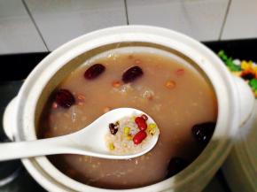 焖2~3分钟再打开，看看粥的状态 ，才七分熟，用勺子顺时针搅拌下继续小火煲20分钟这样煲出来的粥香甜，粘稠，煲粥时要时不时打开搅动一下