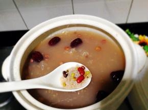 焖2~3分钟再打开，看看粥的状态 ，才七分熟，用勺子顺时针搅拌下继续小火煲20分钟这样煲出来的粥香甜，粘稠，煲粥时要时不时打开搅动一下