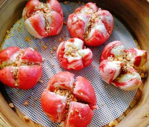 蒸好的馒头，我家喜欢加花生芝麻碎，友友们可以直接吃