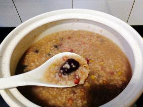 粥也煲好了，馒头我们再放上去让余温使馒头加热