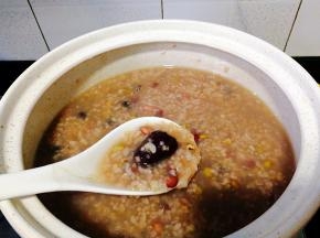 粥也煲好了，馒头我们再放上去让余温使馒头加热