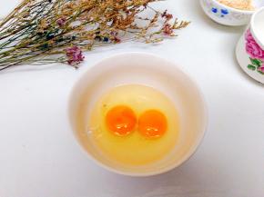 土鸡蛋打在碗里