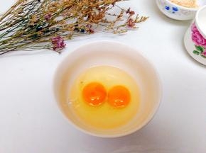 土鸡蛋打在碗里