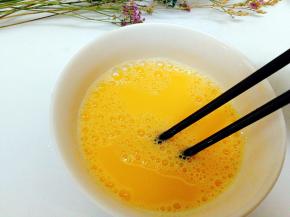 加入温水，边打边加