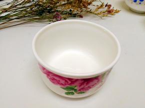 准备一个碗，这个我是采用保鲜碗有加盖子的，主要考虑到天冷鸡蛋羹容易凉，盖上盖子也会保温