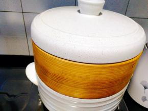 这时砂锅里的水得烧开后放上蒸笼开始蒸，中火5分钟