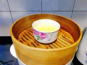 表面稍微凝固即可