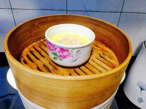 加入虾皮，再转小火蒸2分钟