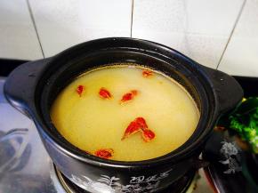 将栃子剪断，这个煮比较容易出色，这个是天然色素，栃子的量根据鸡翅的量而定，砂锅里加入清水，盐焗粉，栃子，先大火煮开