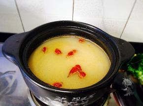 将栃子剪断，这个煮比较容易出色，这个是天然色素，栃子的量根据鸡翅的量而定，砂锅里加入清水，盐焗粉，栃子，先大火煮开