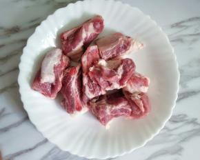 肋排切成大小合适的长度，清洗干净