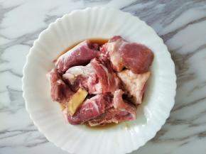 加入盐、生抽、蚝油、五香粉、鸡精、葱姜抓匀