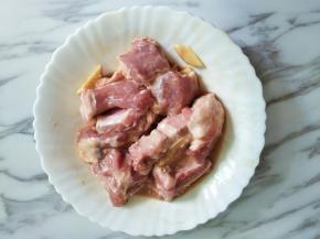 抓匀放入冰箱冷藏腌制3个小时