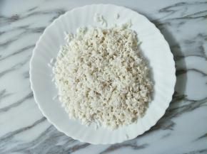 泡好的糯米沥干水分，加少许盐拌匀