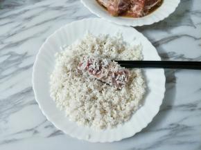 排骨裹上一层糯米，轻轻拍实。可以先在排骨表面薄薄的裹一点淀粉就比较容易粘住糯米