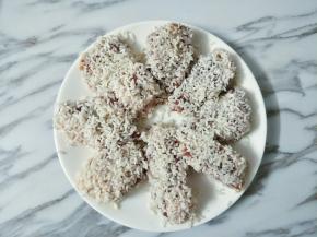 盘子刷油防粘，摆上排骨