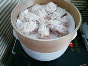 锅里水烧开，上锅蒸70分钟左右