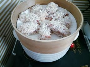 锅里水烧开，上锅蒸70分钟左右