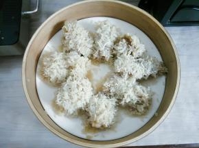 蒸好取出，装饰上葱花和辣椒碎即可