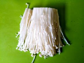 金针菇洗净攥干水分