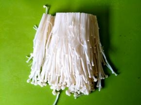 金针菇洗净攥干水分