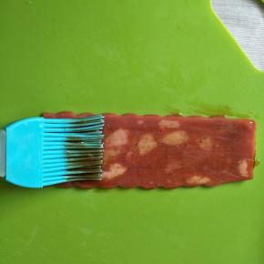 培根一面刷上酱汁