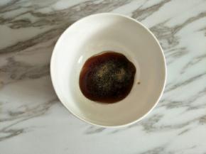 取适量蚝油加黑胡椒调成酱汁