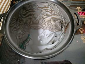 烤盘倒适量油，我用的电陶炉和烤盘，没有可以用煎锅或者烤箱烤都可以