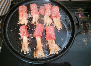 煎熟之后撒适量炒香的芝麻