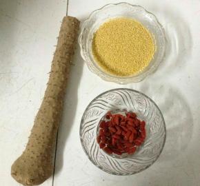 将所需食材准备好，山药去皮切成小段，小米和枸杞洗净，备用