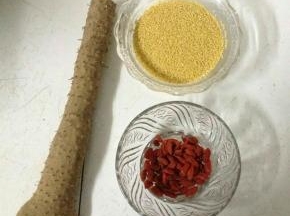 将所需食材准备好，山药去皮切成小段，小米和枸杞洗净，备用