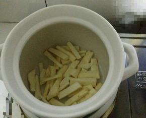 将切好的山药段放入砂锅中