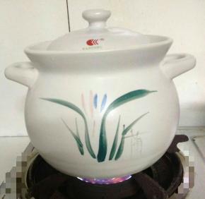 水开后，转小火继续炖煮，期间用勺子翻拌，避免粘锅