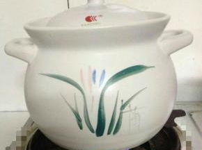 水开后，转小火继续炖煮，期间用勺子翻拌，避免粘锅