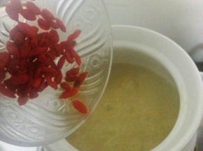 加入枸杞，再炖个三五分钟就可以开吃啦