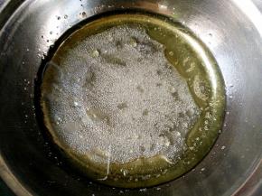 将20克白糖，玉米油和水混合备用